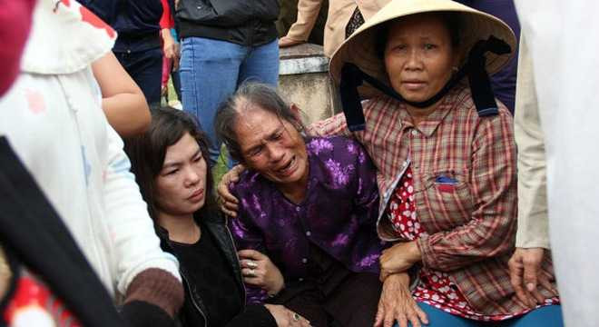 Tiếng khóc xé lòng trong đám tang 9 học sinh chết đuối ở Quảng Ngãi