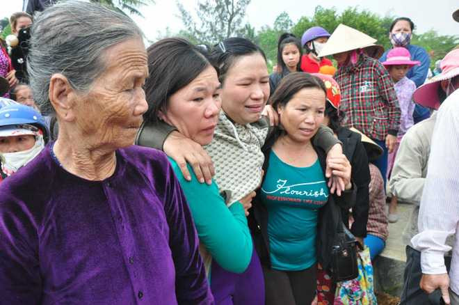 Tiếng khóc xé lòng trong đám tang 9 học sinh chết đuối ở Quảng Ngãi