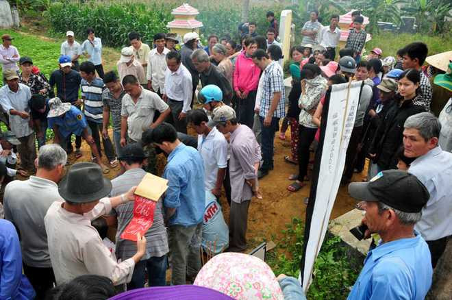 Người dân tiến hành chôn cất các nạn nhân xấu số. (Ảnh: Vietnamnet).