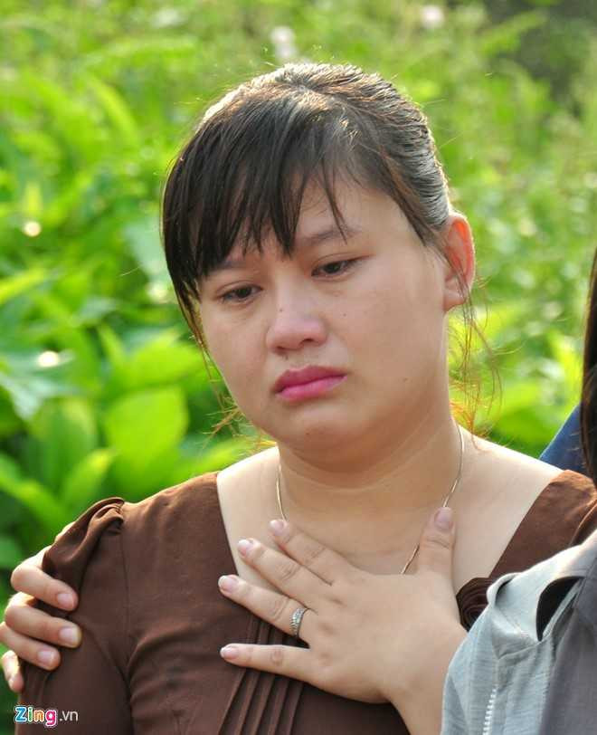 Cô giáo chủ nhiệm lớp 6B, trường THCS Nghĩa Hà Trần Thị Thùy Ngân như người mất hồn khi đến đưa tiễn 9 đứa con cùng lớp về với đất. (Ảnh: Zing).