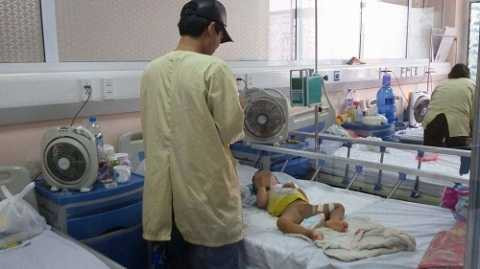 Bé Lâm đang nằm điều trị tại khoa Ngoại Tiết niệu với phần dương vật đã được nối thành công Bé Lâm đang nằm điều trị tại khoa Ngoại Tiết niệu với phần dương vật đã được nối thành công