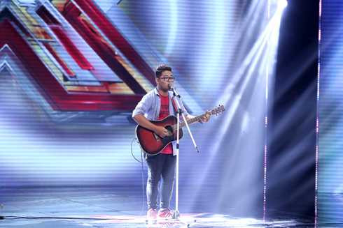 Chàng trai Trương Phước Lộc lần đầu đứng trên sân khấu lớn và thể hiện ca khúc Ai do chính mình sáng tác