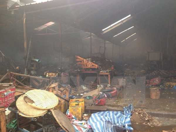 Hiện trường vụ cháy chợ. (Ảnh: Nguyễn Chiến/TTXVN)
