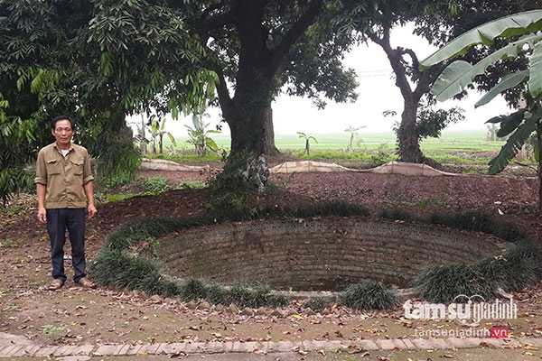 Ông Trịnh Ngọc Thanh bên giếng mắt rồng mới phục dựng