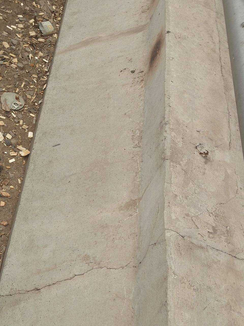 Những vết nứt trên thành cầu vượt đường sắt 120 tỷ.