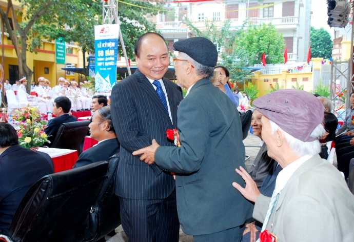 Thủ tướng Nguyễn Xuân Phúc gặp lại thầy cô nhân ngày kỷ niệm thành lập Trường cấp ba Đa Phúc