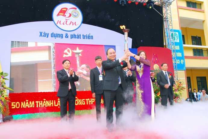Năm 2013, Phó Thủ tướng Nguyễn Xuân Phúc cùng cô Nguyễn Thị Tươi, Hiệu trưởng Trường THPT Đa Phúc thắp đuốc truyền thống nhân kỷ niệm 50 năm ngày thành lập Trường.