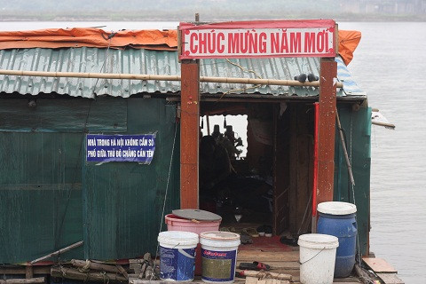 Ngôi nhà nổi trên sông, nơi 2 vợ chồng ông Thành đang sinh sống - Ảnh Lâm Thắng