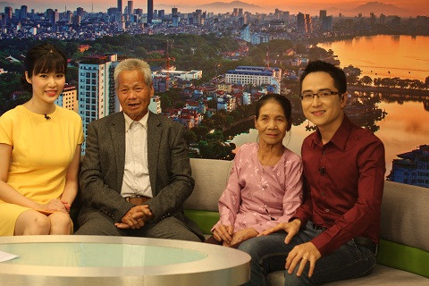 Vợ chồng ông bà vui vẻ khi được lên sóng truyền hình - Ảnh Lâm Thắng