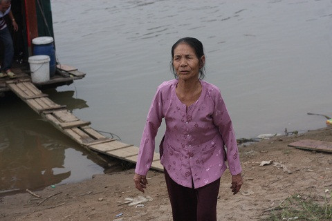 Hiện sức khỏe của bà Thủy đã yếu,không thể cùng ông Thành đi nhặt rác mưu sinh - Ảnh Lâm Thắng