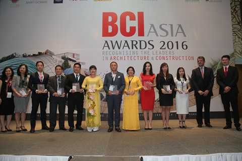 Đại diện TNR Holdings nhận kỷ niệm chương Top 10 Nhà phát triển BĐS hàng đầu Việt Nam năm 2016 