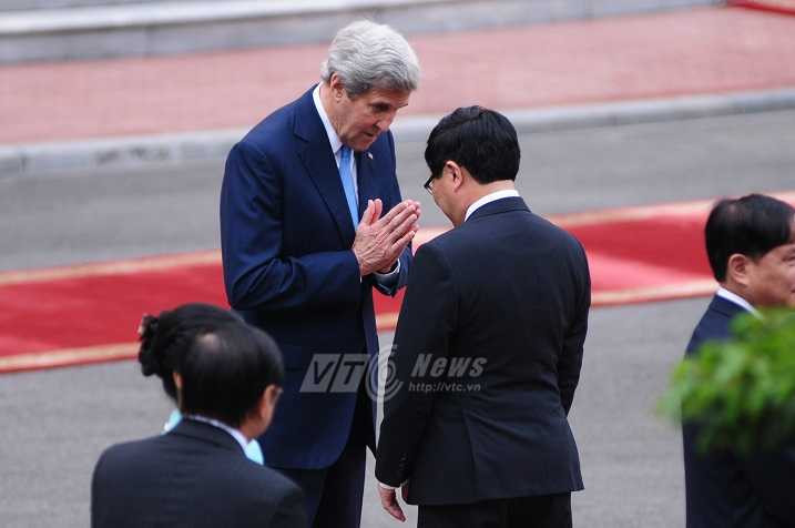 Ngoại trưởng Mỹ Kerry trò chuyện với Phó Thủ tướng, Bộ trưởng Ngoại giao Phạm Bình Minh trước lễ đón - Ảnh: Tùng Đinh