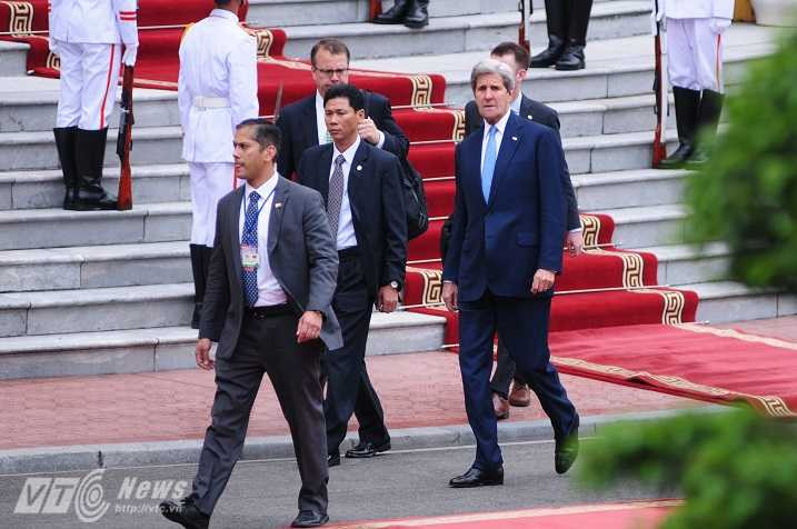 Ngoại trưởng Mỹ Kerry trước lễ đón - Ảnh: Tùng Đinh