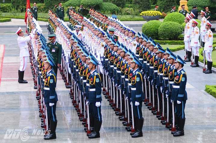 Đội danh dự chuẩn bị trước lễ đón - Ảnh: Tùng Đinh