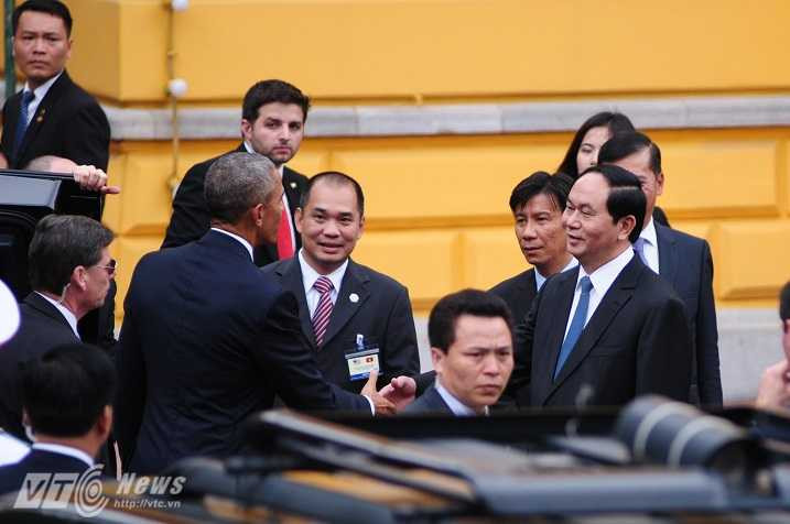 Chủ tịch nước đón Tổng thống Obama - Ảnh: Tùng Đinh