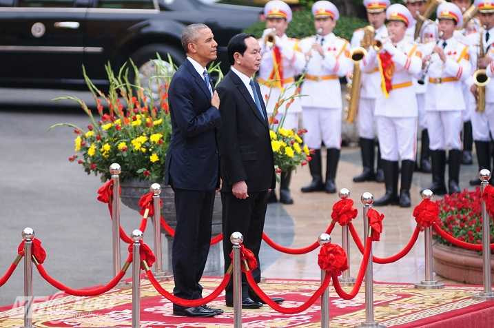 Chủ tịch nước và Tổng thống Obama làm lễ chào cờ - Ảnh: Tùng Đinh