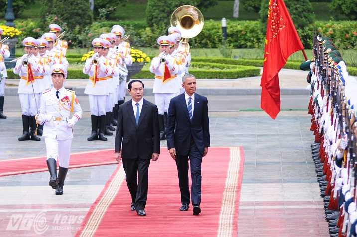 Hai người duyệt đội danh dự - Ảnh: Tùng Đinh