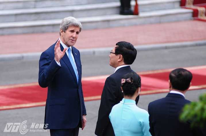 Ngoại trưởng Mỹ Kerry trò chuyện với Phó Thủ tướng, Bộ trưởng Ngoại giao Phạm Bình Minh trước lễ đón - Ảnh: Tùng Đinh