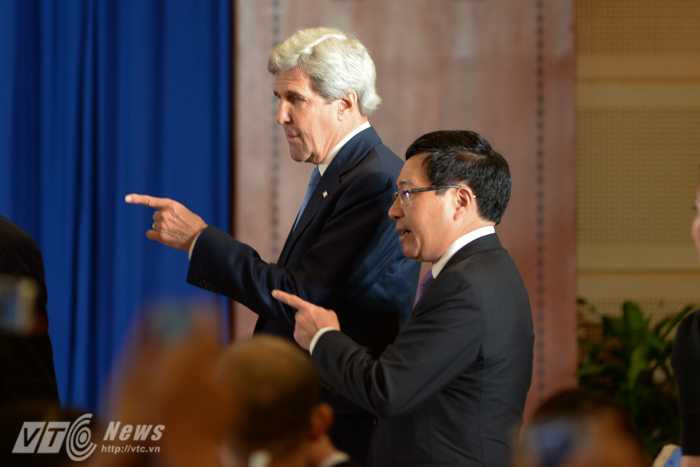 Ngoại trưởng Mỹ Kerry đến hội báo sớm - Ảnh: Tùng Đinh