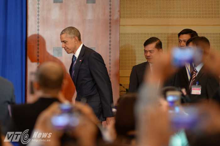 Tổng thống Obama đến họp báo - Ảnh: Tùng Đinh