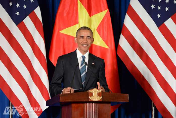 Tổng thống Obama tươi cười trả lời câu hỏi của các phóng viên - Ảnh: Tùng Đinh