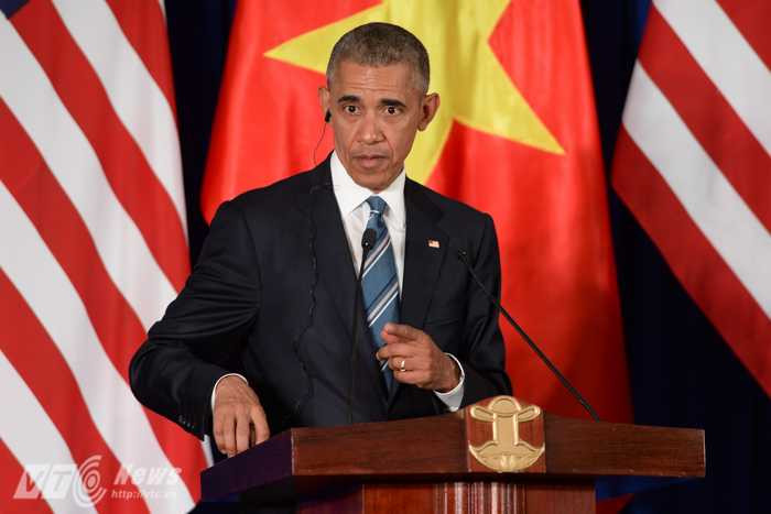 Tổng thống Obama vui vẻ khi kiểm tra âm thanh - Ảnh: Tùng Đinh
