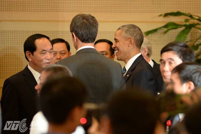 Chủ tịch nước Trần Đại Quang và Tổng thống Obama vui vẻ nói chuyện thêm sau khi họp báo kết thúc - Ảnh: Tùng Đinh