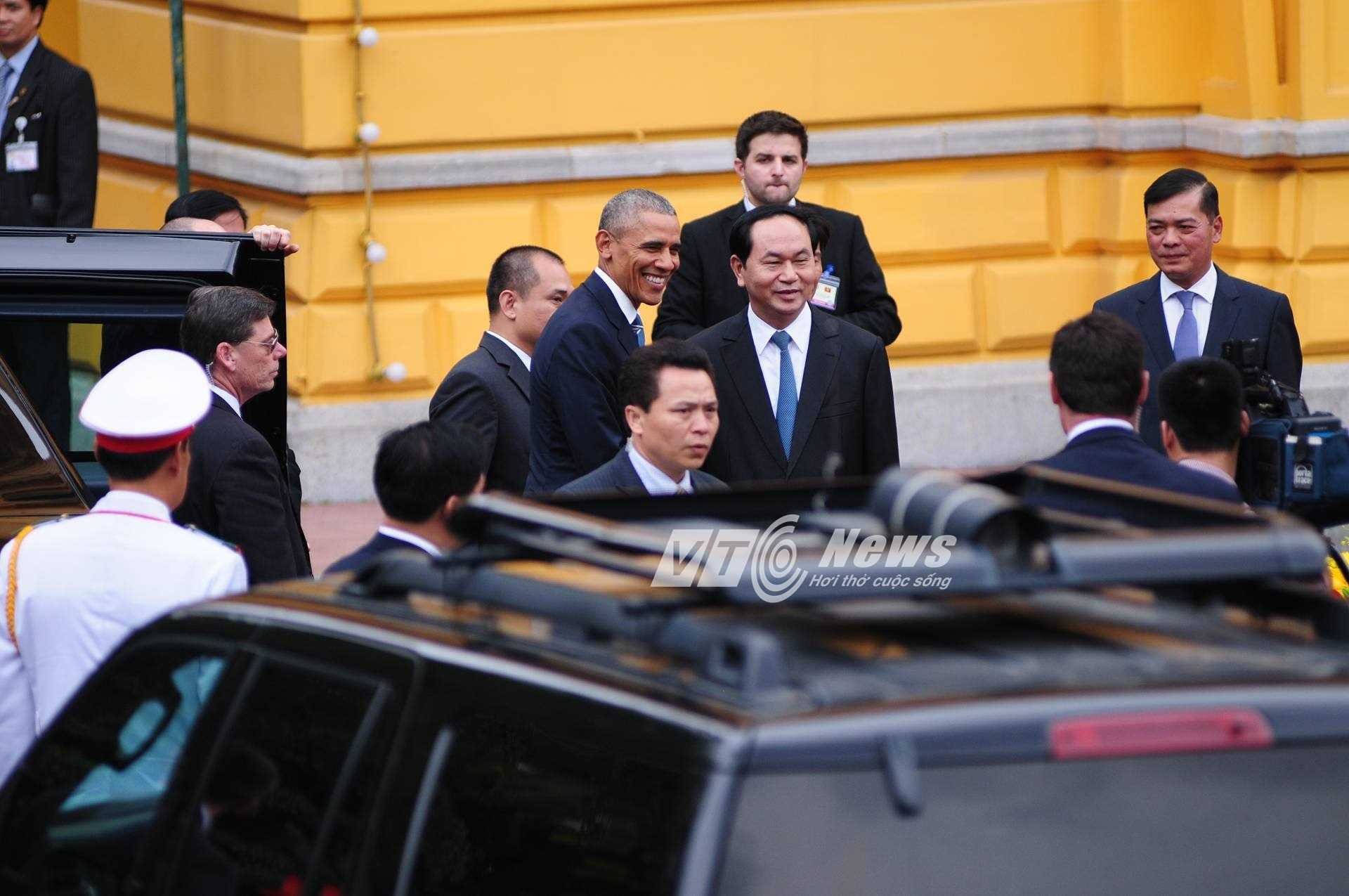 Khi đoàn xe đến Phủ Chủ tịch, đích thân Chủ tịch nước Trần Đại Quang và các vị lãnh đạo đã ra đón ống Obama (Ảnh: Tùng Đinh)