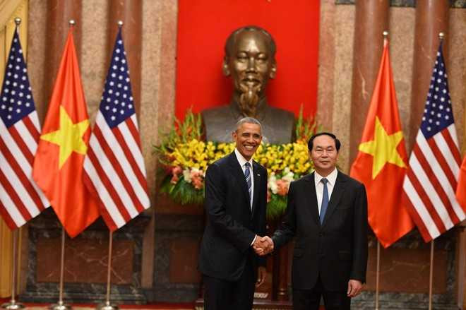 Sau lễ đón chính thức, tổng thống Obama có cuộc hội đàm với Chủ tịch nước Trần Đại Quang. Hai vị cũng đã chứng kiến lễ ký kết các văn kiện hợp tác song phương (Ảnh: Zing) 