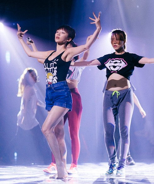 Tóc Tiên lộ mặt mộc kém tươi tắn trên sàn tập.