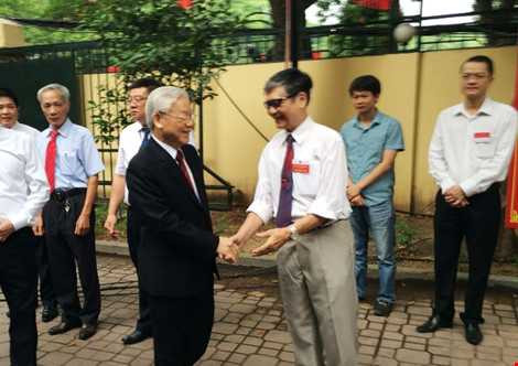 Đúng 6h40, Tổng Bí thư - Cử tri Nguyễn Phú Trọng đã đi bộ từ nhà sang điểm bầu cử đề cùng bà con nhân dân phường Nguyễn Du (Hà Nội) bỏ phiếu bầu cử ĐBQH khoá XIV và HĐND các cấp nhiệm kỳ 2016 - 2021. (Ảnh: PLO)