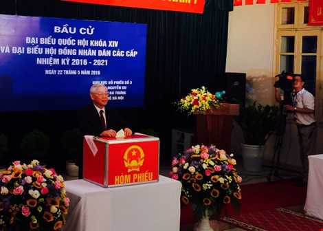 Tổng Bí thư là người bỏ lá phiếu đầu tiên. 