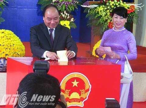 Hồi 7h sáng nay (22/7), Thủ tướng Chính phủ Nguyễn Xuân Phúc cùng phu nhân và gia đình đến dự khai mạc và bỏ phiếu bầu cử đại biểu Quốc hội và HĐND các cấp tại tổ bầu cử số 8 khu phố Đông Thái (thị trấn Vĩnh Bảo, huyện Vĩnh Bảo, TP Hải Phòng).