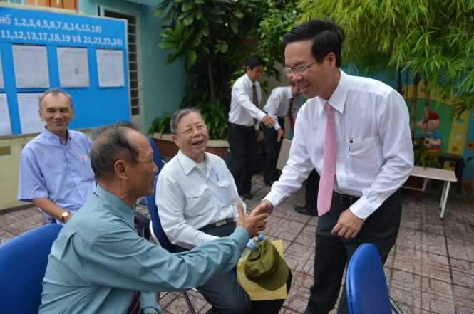 Tại TP.HCM, Ủy viên Bộ Chính trị, Trưởng ban Tuyên giáo TW Võ Văn Thưởng đến từ rất sớm tại điểm bầu cử tại Trường mầm non Sơn Ca 15, Q.Phú Nhuận (Ảnh: Quang Định)