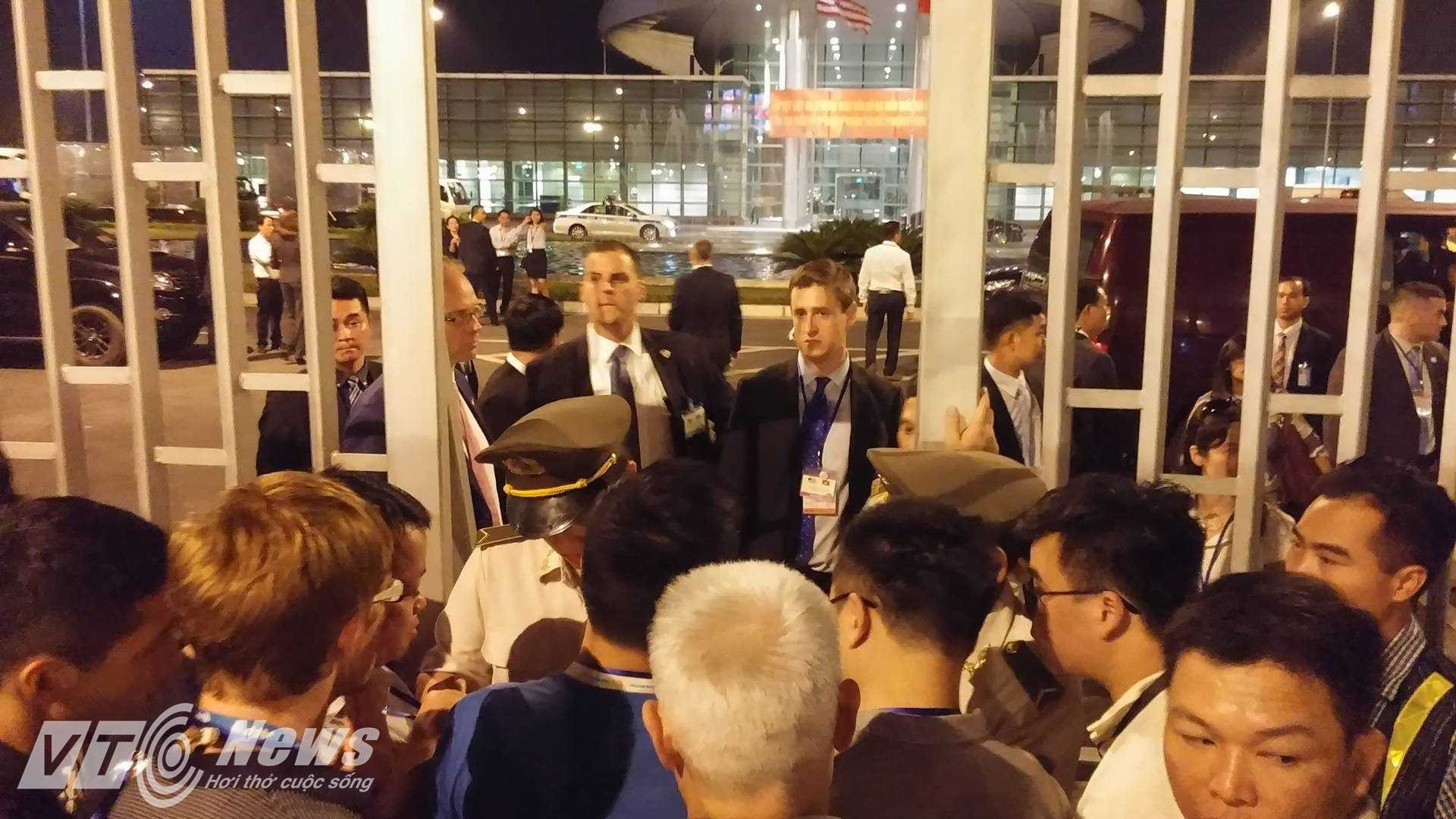 Kiểm tra an ninh trước khi vào 