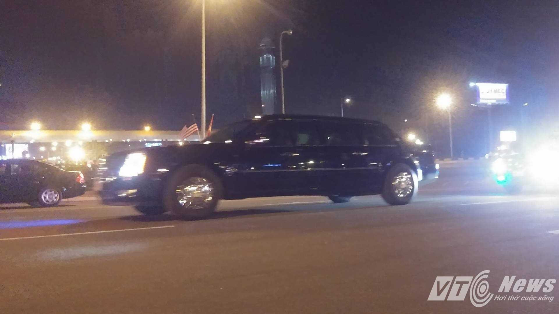 Đoàn xe đón Tổng thống Mỹ đến sân bay (Ảnh: Tùng Đinh)