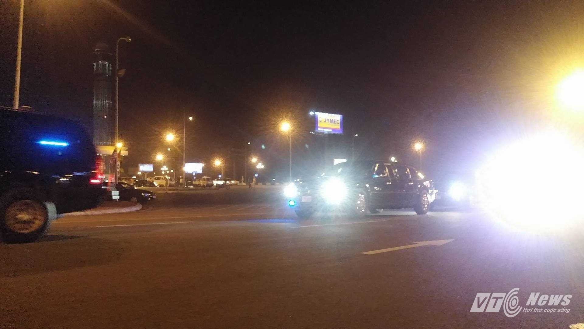 Gần 30 chiếc xe bao gồm xe chuyên dụng, xe bọc thép do xe của CSGT Việt Nam dẫn đầu đi từ nội thành Hà Nội ra sân bay Nội Bài chuẩn bị đón tổng thống Obama (Ảnh: Tùng Đinh)