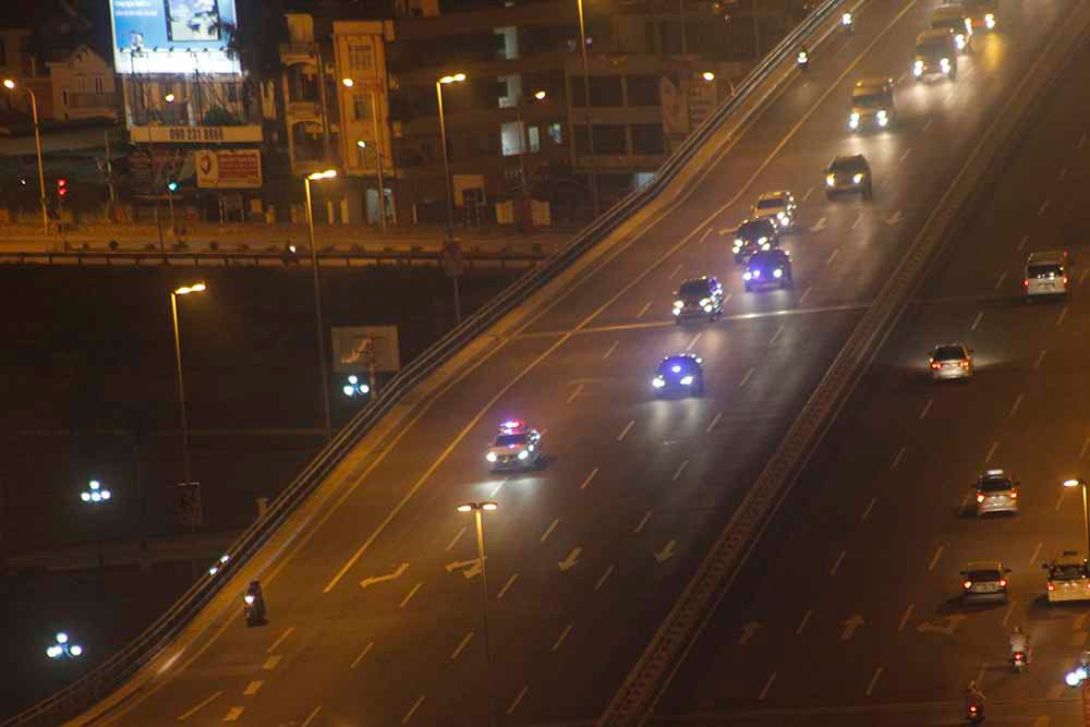 Đoàn xe của Ngoại trưởng Mỹ John Kerry đi qua cầu Nhật Tân - Ảnh: VNN