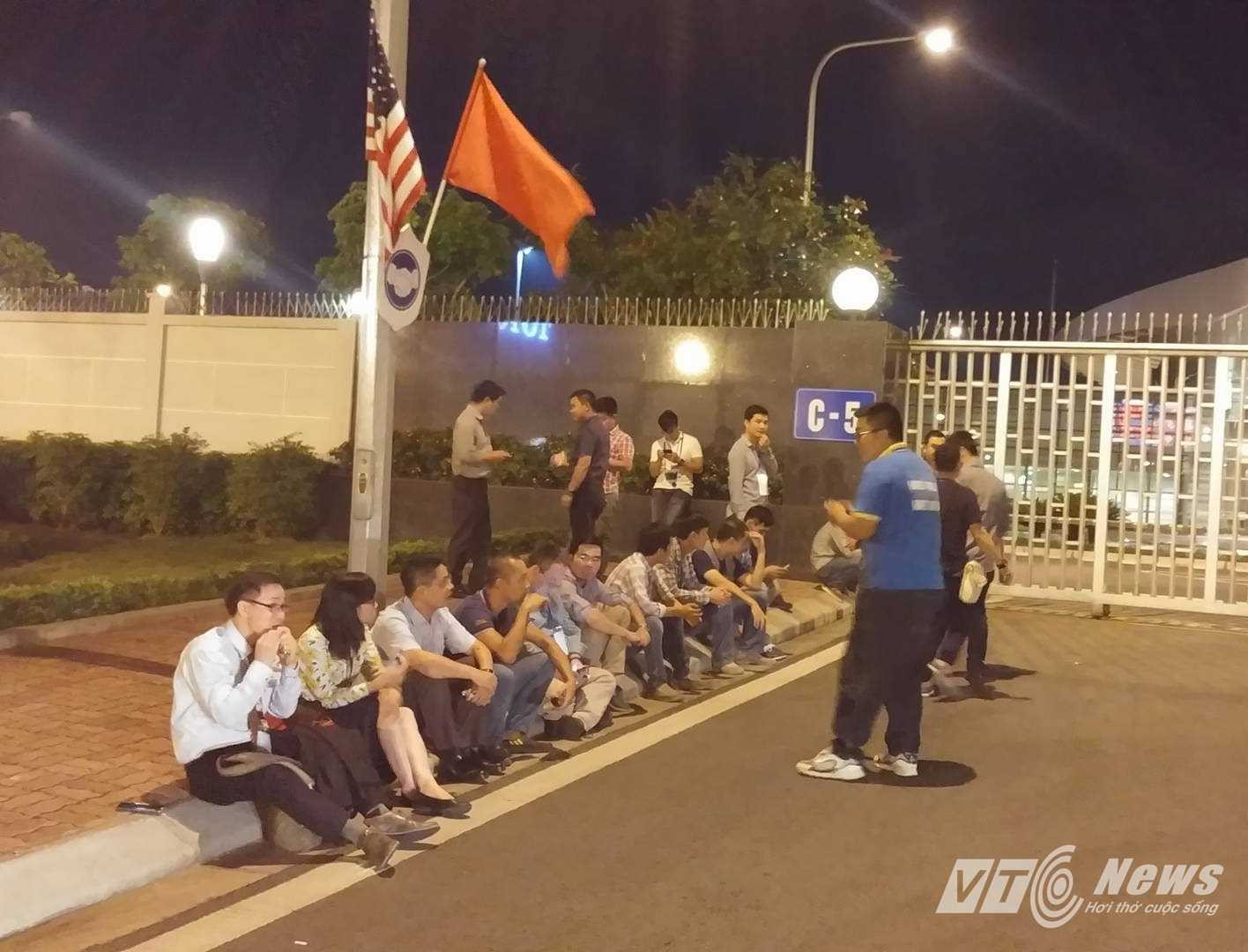 Phóng viên phải ra khỏi khu vực nhà chờ (ảnh: Tùng Đinh) 