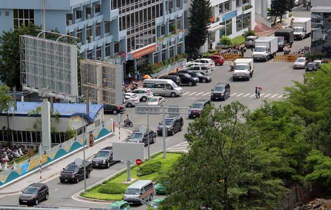 Xe cảnh sát dẫn đường, hụ còi, chặn xe trên đường Trường Sơn để dẫn đoàn xe của Tổng thống Barack Obama về trung tâm TP.HCM