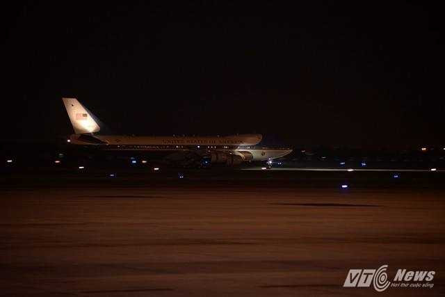 Máy bay chở ông Obama vừa hạ cánh xuống Nội Bài (ảnh: Tùng Đinh) 
