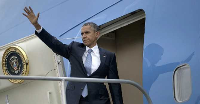 Tổng thống Obama trên chuyên cơ Air Force One. Ảnh: AFP 