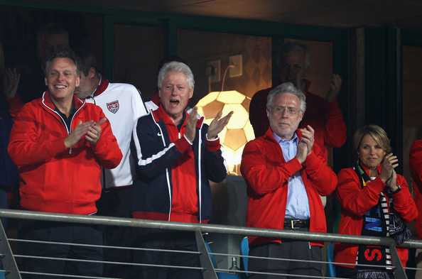 Tổng thống Bill Clinton đi xem bóng đá