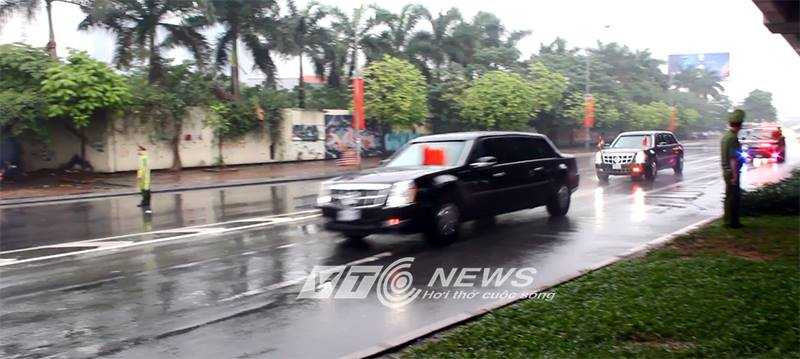 Xe của tổng thống Obama đang trên đường Phạm Hùng ra sân bay Nội Bài. 
