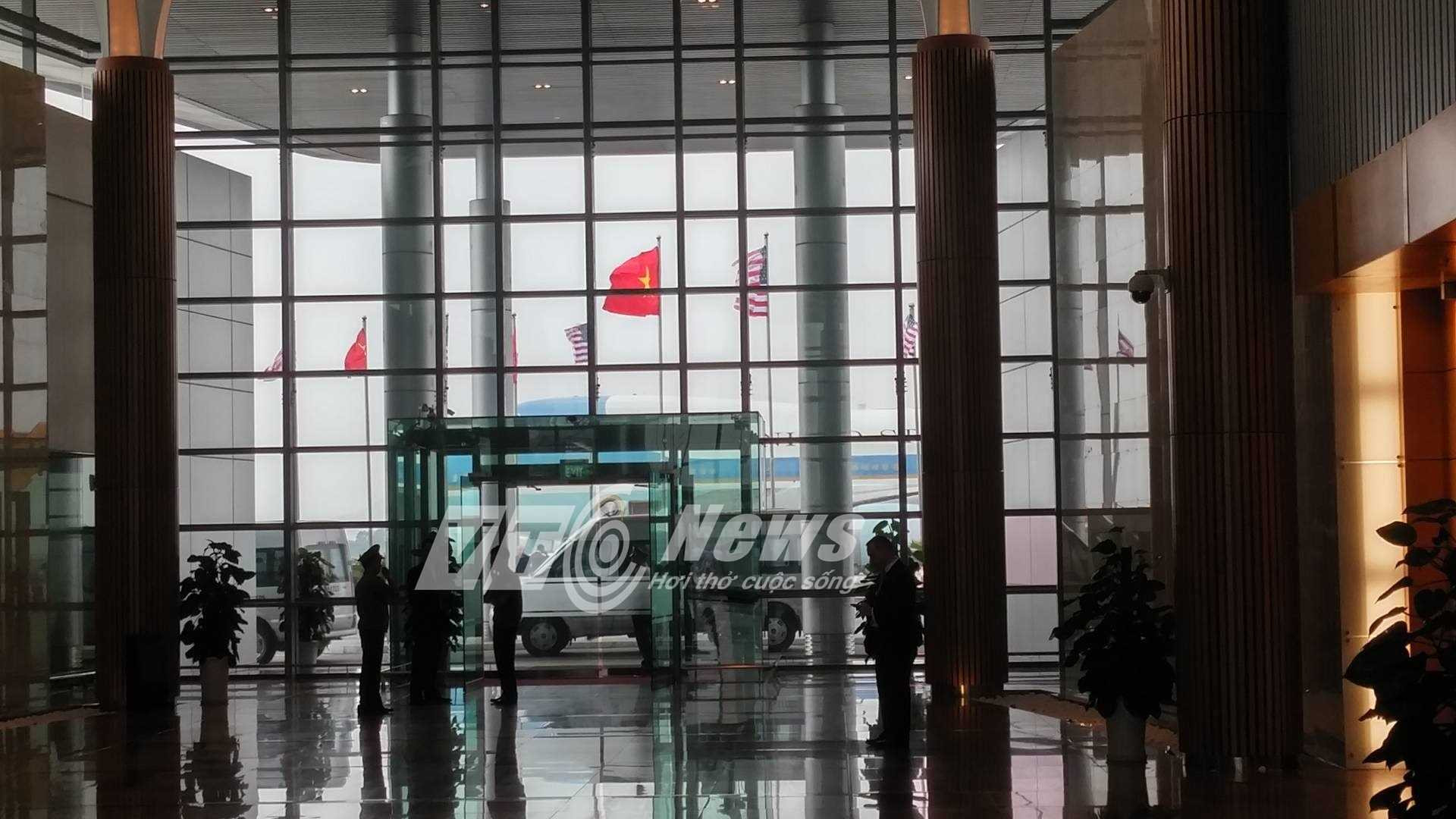 Chuyên cơ Air Force One chờ sẵn chuẩn bị đón tổng thống Obama (Tùng Đinh) 