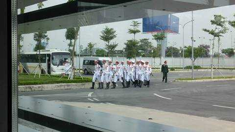 Đội danh dự chuẩn bị cho lễ tiễn cũng đang tiến vào phía trong sân bay.