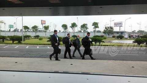 Điệp vũ Mỹ ráo riết thắt chặt an ninh quanh sân bay (ảnh: Tùng Đinh)