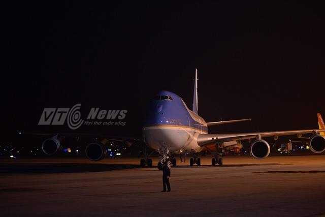 Chiếc Air Force One hạ cánh xuống Nội Bài rạng sáng 23/5 (ảnh: Tùng Đinh)