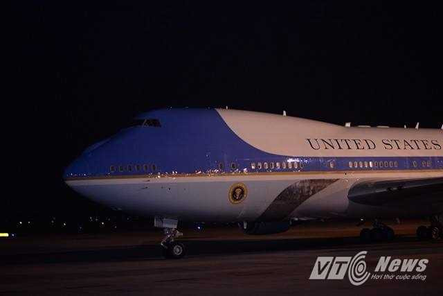 Bên trong có một phòng họp, một phòng ăn, nhiều phòng riêng cho Tổng thống, các văn phòng cho đội ngũ nhân viên, một phòng y tế (luôn có bác sĩ trên những chuyến bay), khu vực báo giới, phòng chuẩn bị đồ ăn (đủ khả năng phục vụ 100 suất ăn) và sóng radio đa tần số (phục vụ cả việc liên lạc trên không và trên không với mặt đất). (ảnh: Tùng Đinh)