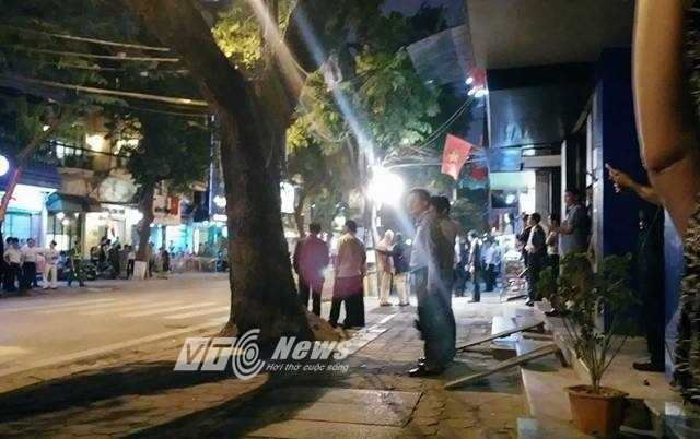 Đặc vụ Mỹ và chó nghiệp vụ xuất hiện trên phố Lê Văn Hưu (ảnh: Tùng Đinh)